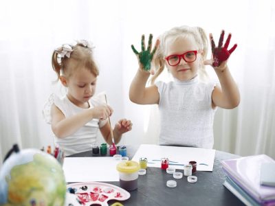 children-playing-with-paint-in-kindergarten-4172988-1